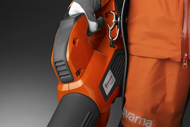 Husqvarna 530iBX Dmuchawa do liści zapewnia komfortową pozycję pracy